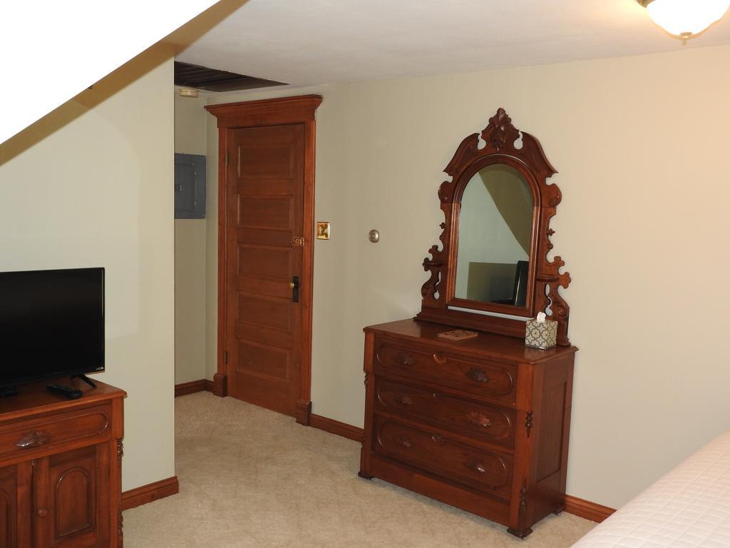 Champaign Garden Inn Room photo