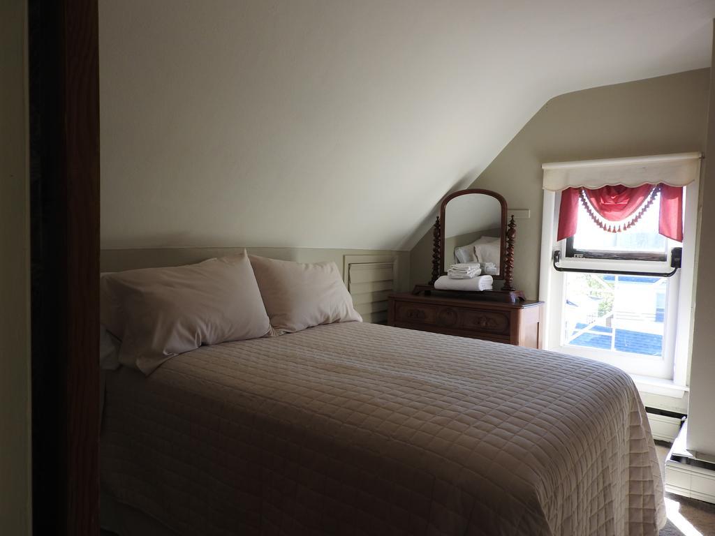 Champaign Garden Inn Room photo