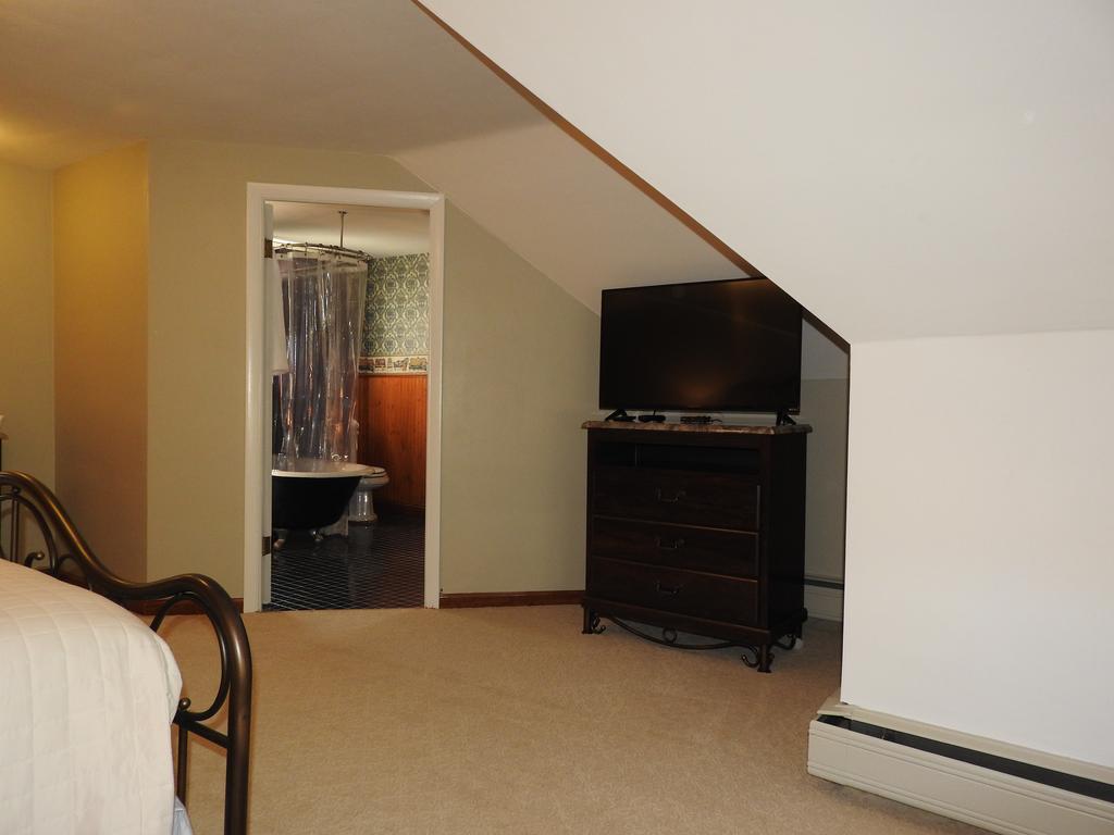 Champaign Garden Inn Room photo