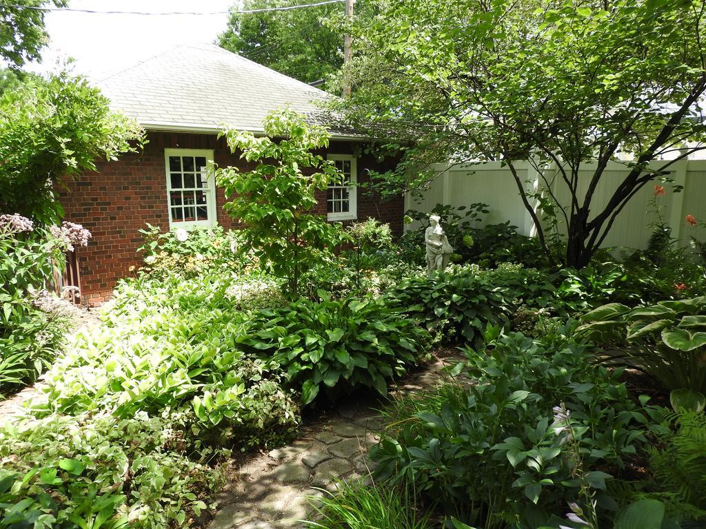 Champaign Garden Inn Exterior photo