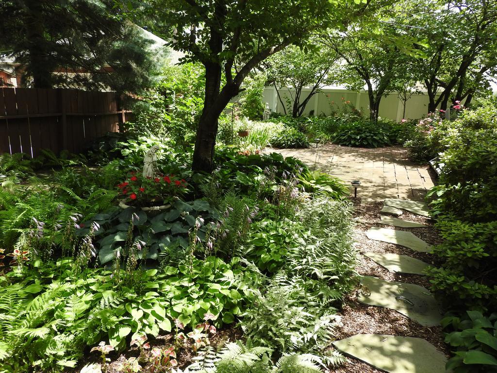 Champaign Garden Inn Exterior photo