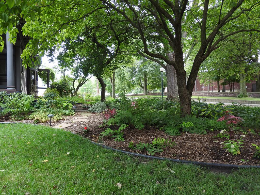 Champaign Garden Inn Exterior photo