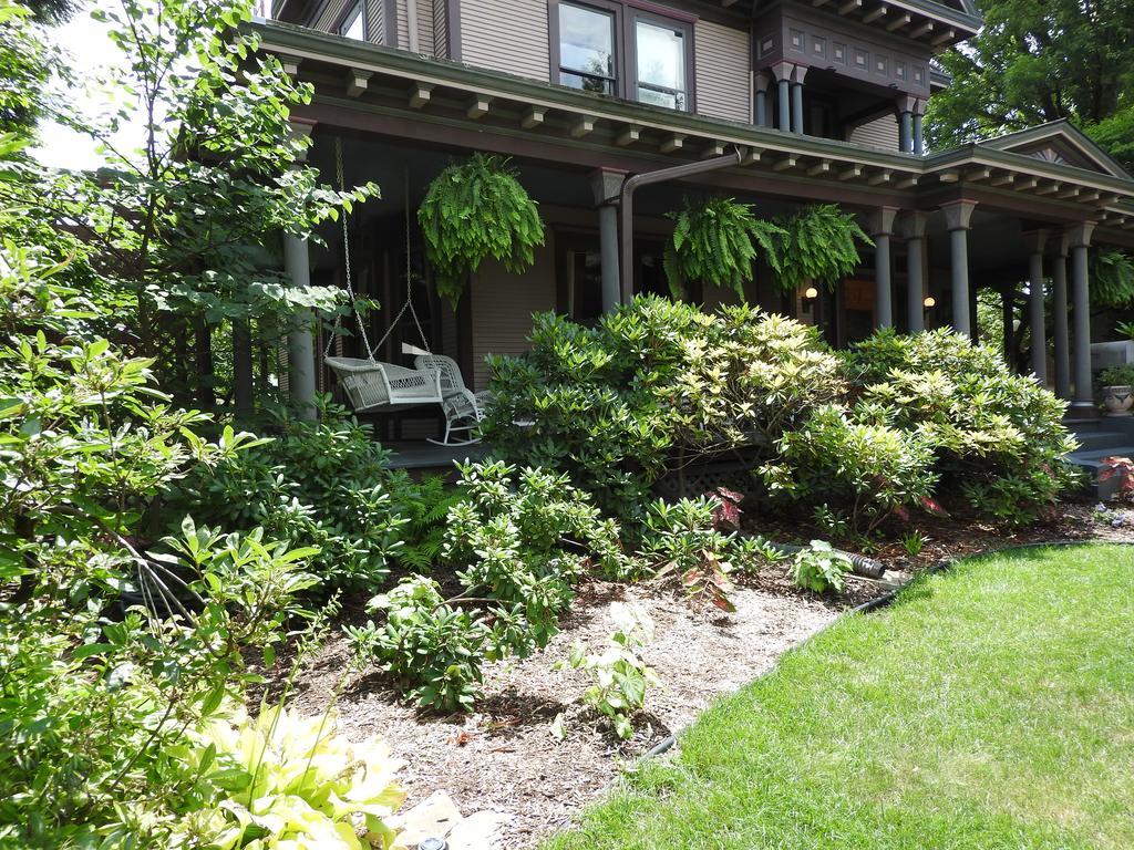 Champaign Garden Inn Exterior photo